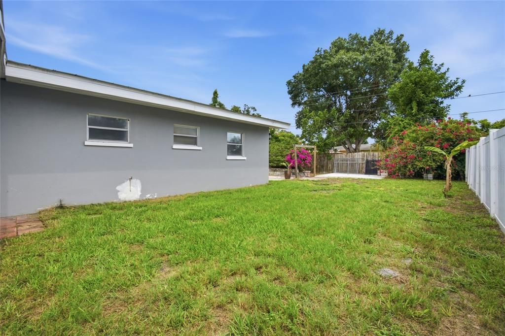 Activo con contrato: $299,000 (4 camas, 2 baños, 1687 Pies cuadrados)