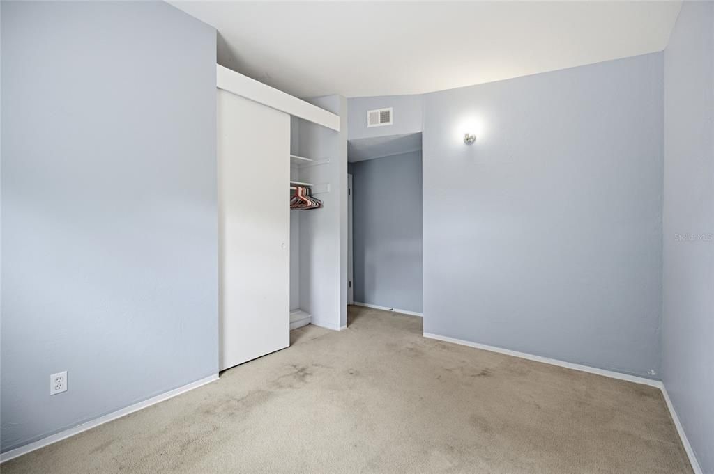 Activo con contrato: $299,000 (4 camas, 2 baños, 1687 Pies cuadrados)