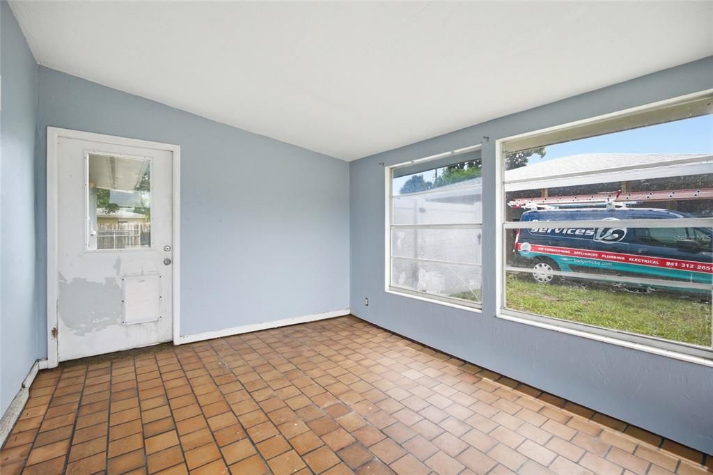 Activo con contrato: $299,000 (4 camas, 2 baños, 1687 Pies cuadrados)