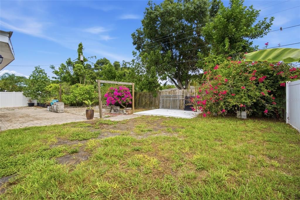 Activo con contrato: $299,000 (4 camas, 2 baños, 1687 Pies cuadrados)