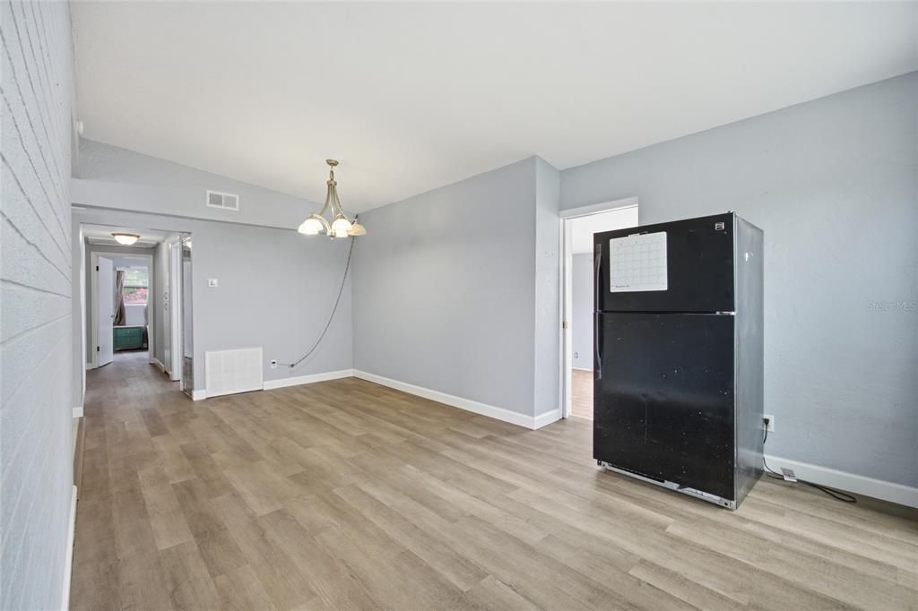 Activo con contrato: $299,000 (4 camas, 2 baños, 1687 Pies cuadrados)