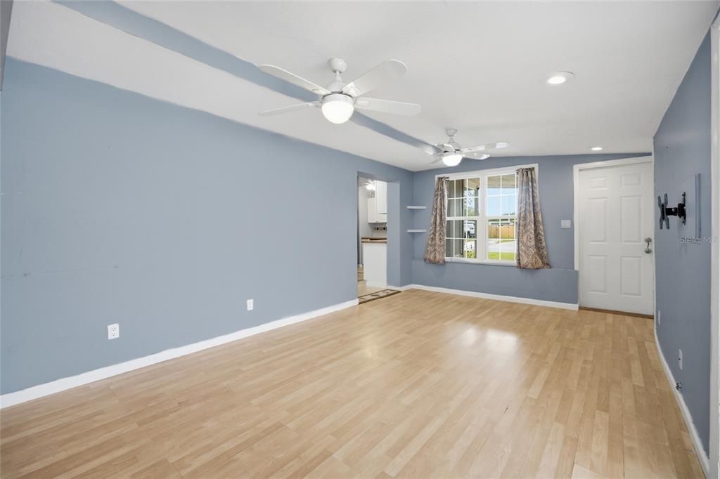 Activo con contrato: $299,000 (4 camas, 2 baños, 1687 Pies cuadrados)