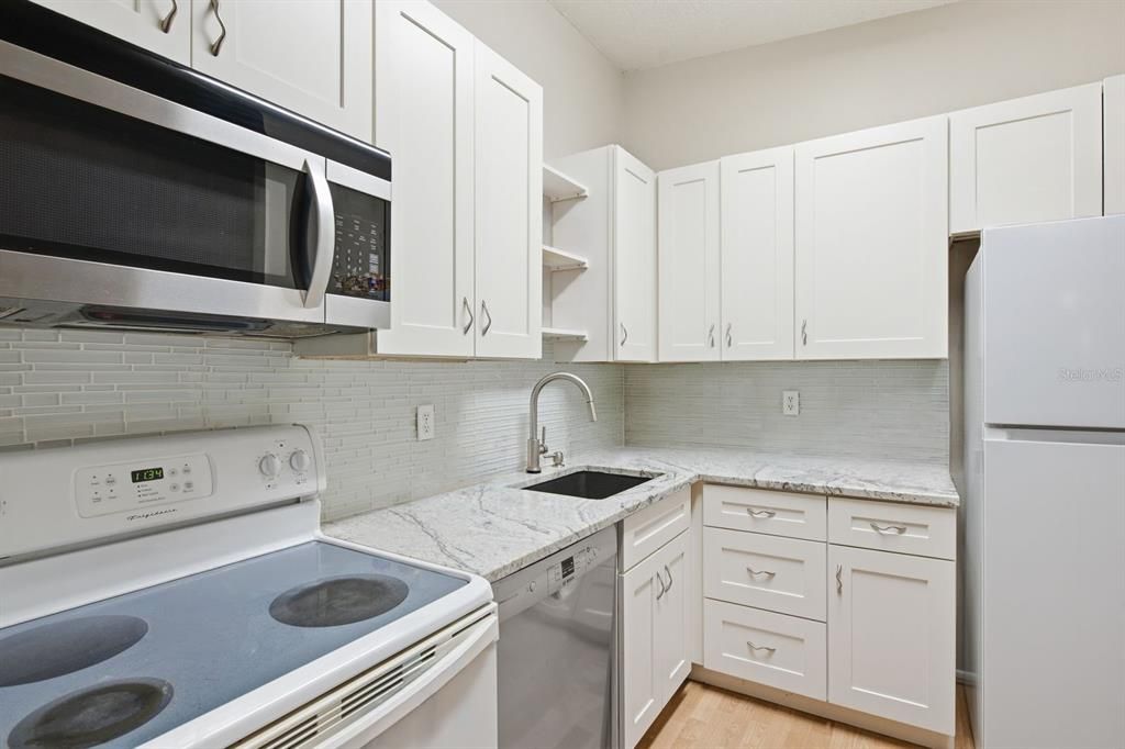 На продажу: $162,900 (2 спален, 2 ванн, 825 Квадратных фут)