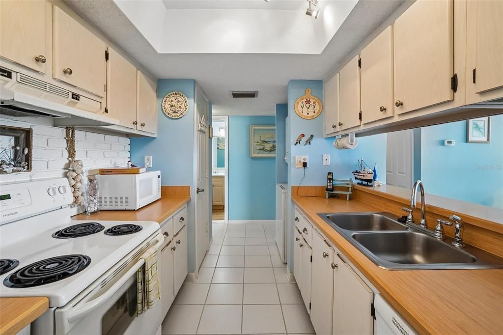 For Sale: $529,900 (2 beds, 2 baths, 1186 Square Feet)