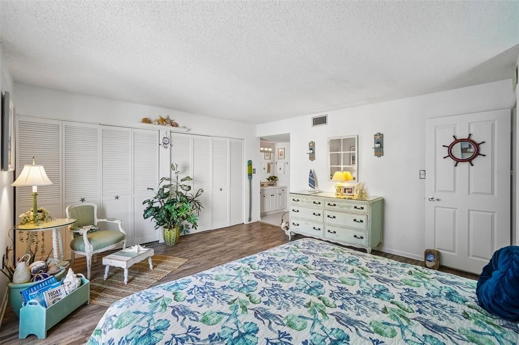 For Sale: $529,900 (2 beds, 2 baths, 1186 Square Feet)