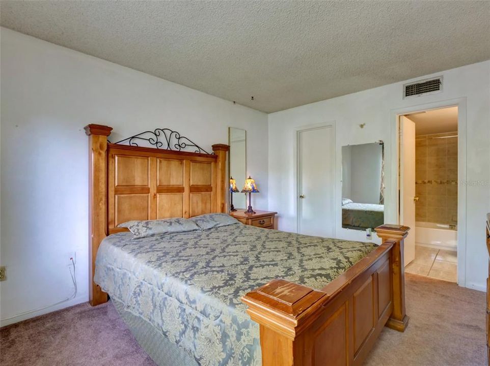 For Sale: $149,900 (2 beds, 2 baths, 828 Square Feet)