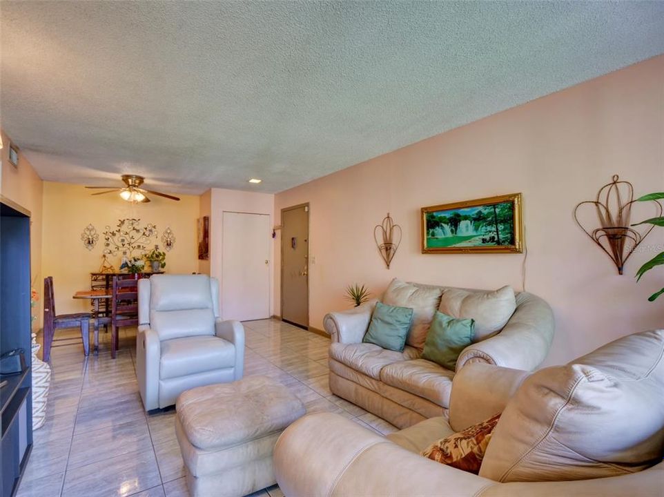 For Sale: $149,900 (2 beds, 2 baths, 828 Square Feet)