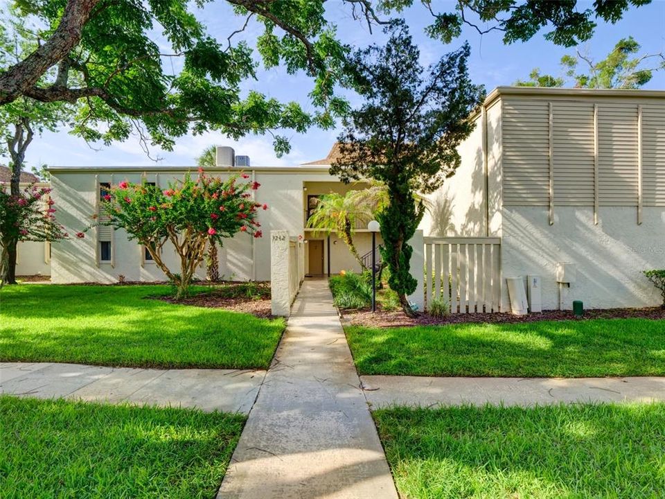 For Sale: $149,900 (2 beds, 2 baths, 828 Square Feet)