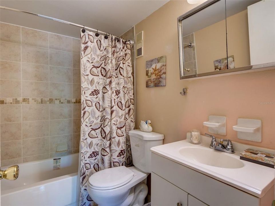 For Sale: $149,900 (2 beds, 2 baths, 828 Square Feet)