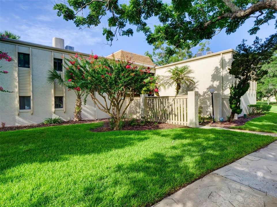 For Sale: $149,900 (2 beds, 2 baths, 828 Square Feet)