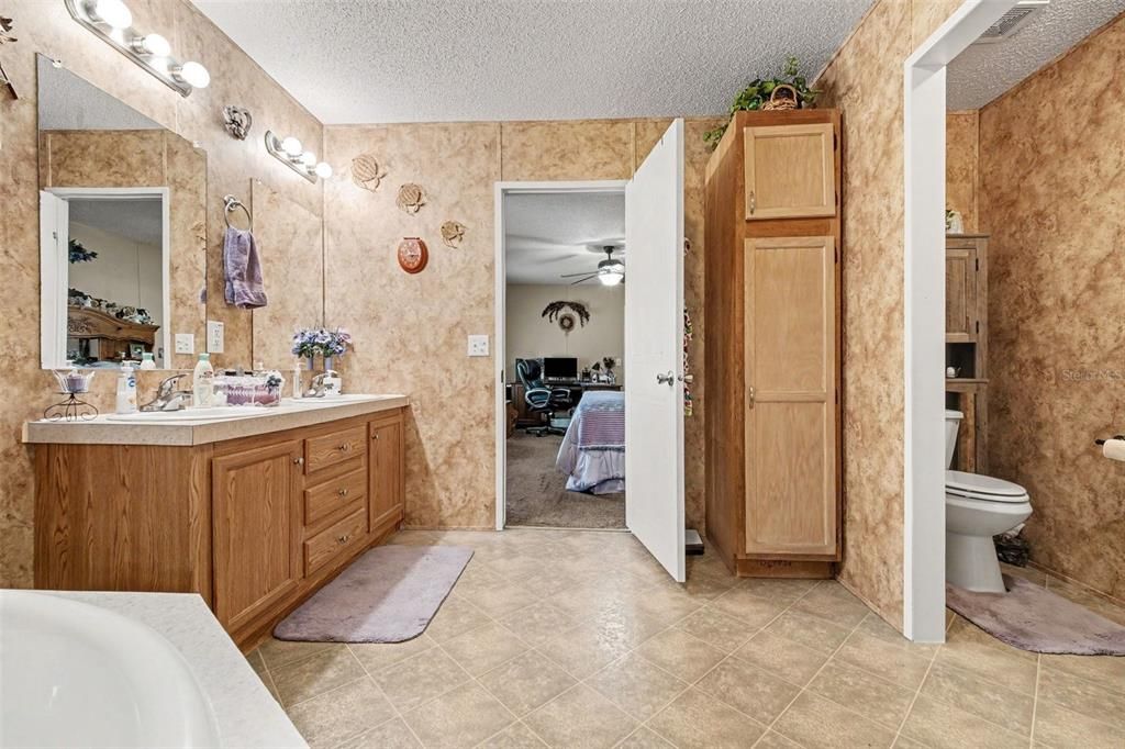 En Venta: $249,000 (4 camas, 2 baños, 1976 Pies cuadrados)