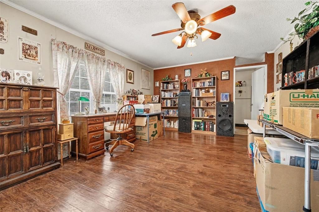 En Venta: $249,000 (4 camas, 2 baños, 1976 Pies cuadrados)