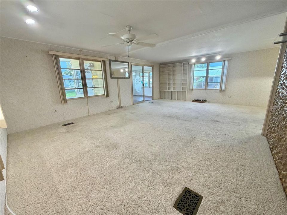 For Sale: $129,000 (2 beds, 2 baths, 1408 Square Feet)