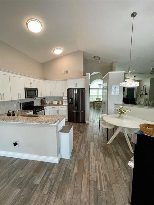 На продажу: $399,900 (3 спален, 2 ванн, 1752 Квадратных фут)