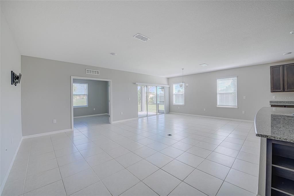 For Sale: $345,000 (3 beds, 2 baths, 1998 Square Feet)