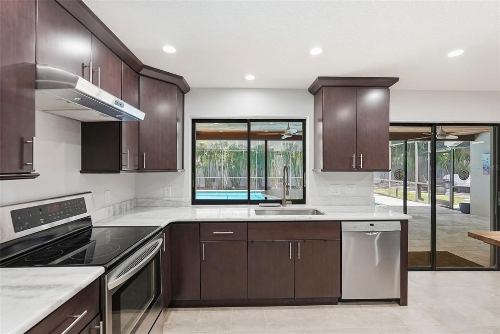 На продажу: $975,000 (4 спален, 3 ванн, 2499 Квадратных фут)