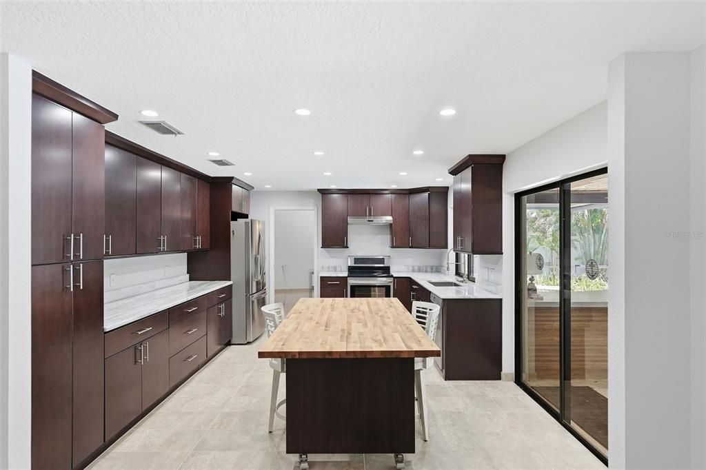 На продажу: $975,000 (4 спален, 3 ванн, 2499 Квадратных фут)