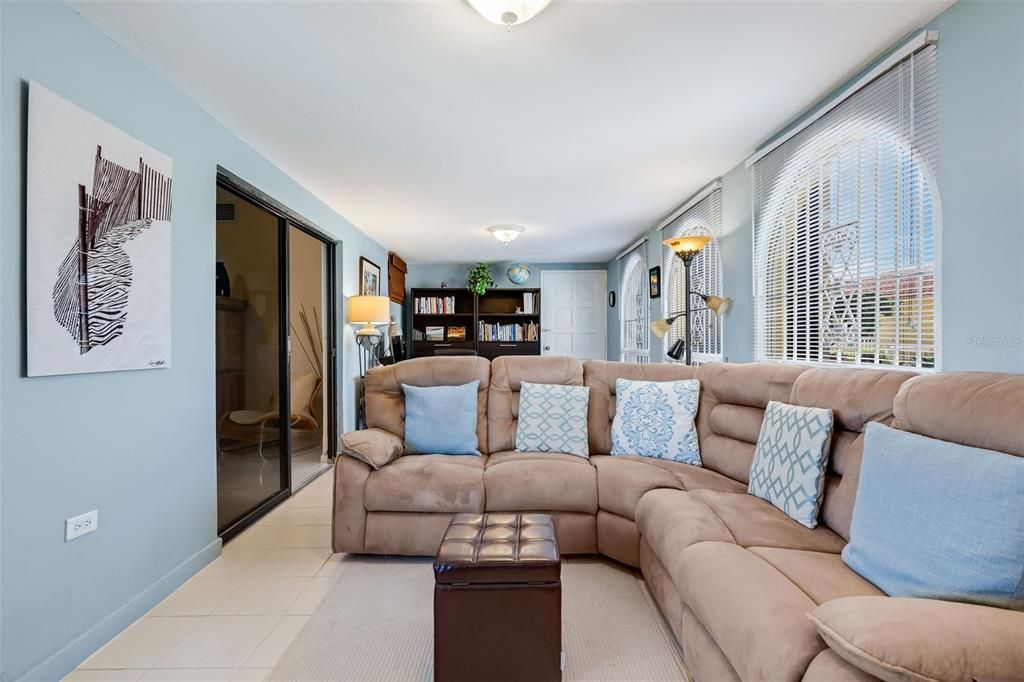 En Venta: $695,000 (3 camas, 2 baños, 2042 Pies cuadrados)