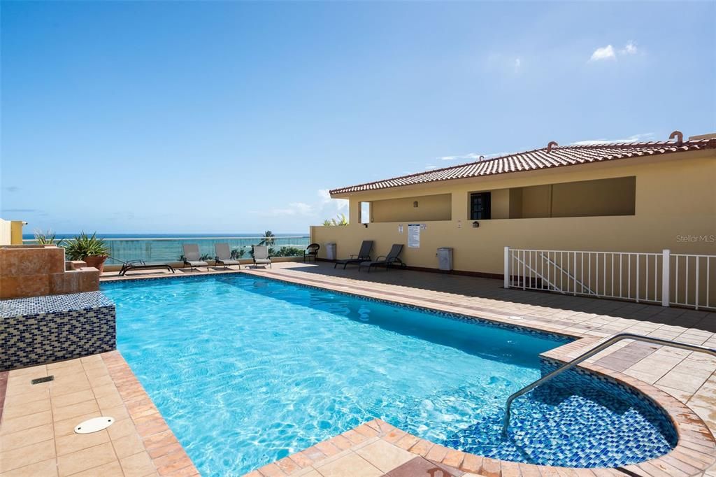 En Venta: $695,000 (3 camas, 2 baños, 2042 Pies cuadrados)
