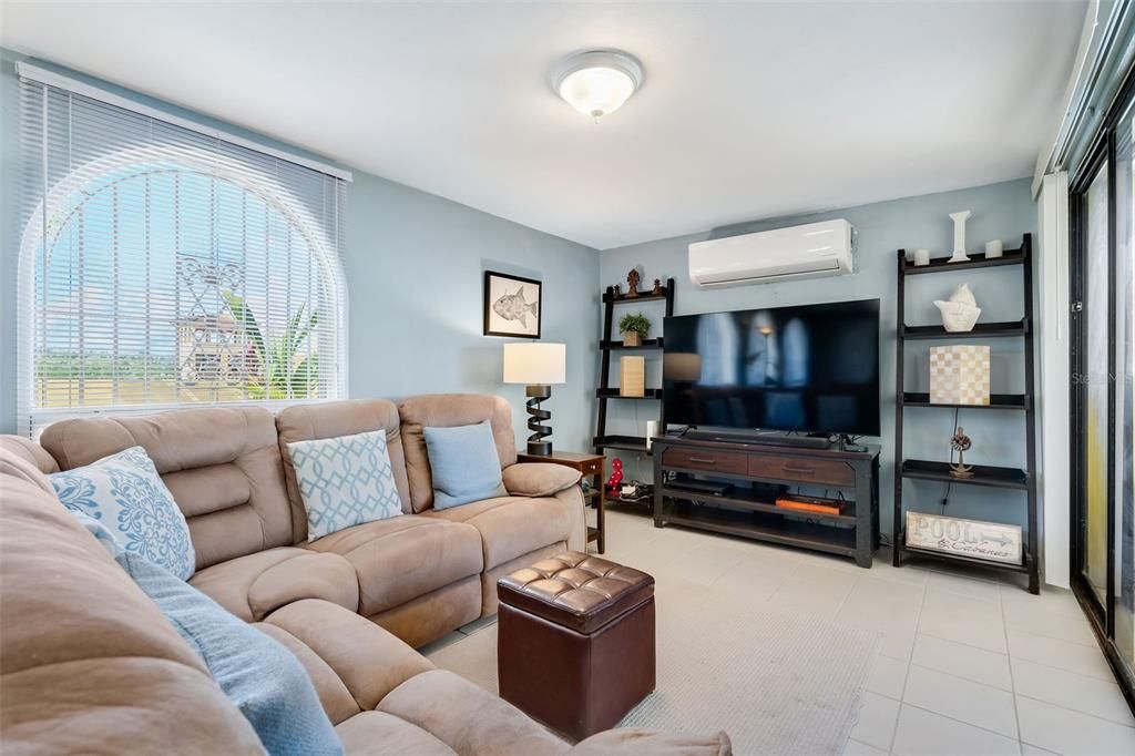 En Venta: $695,000 (3 camas, 2 baños, 2042 Pies cuadrados)