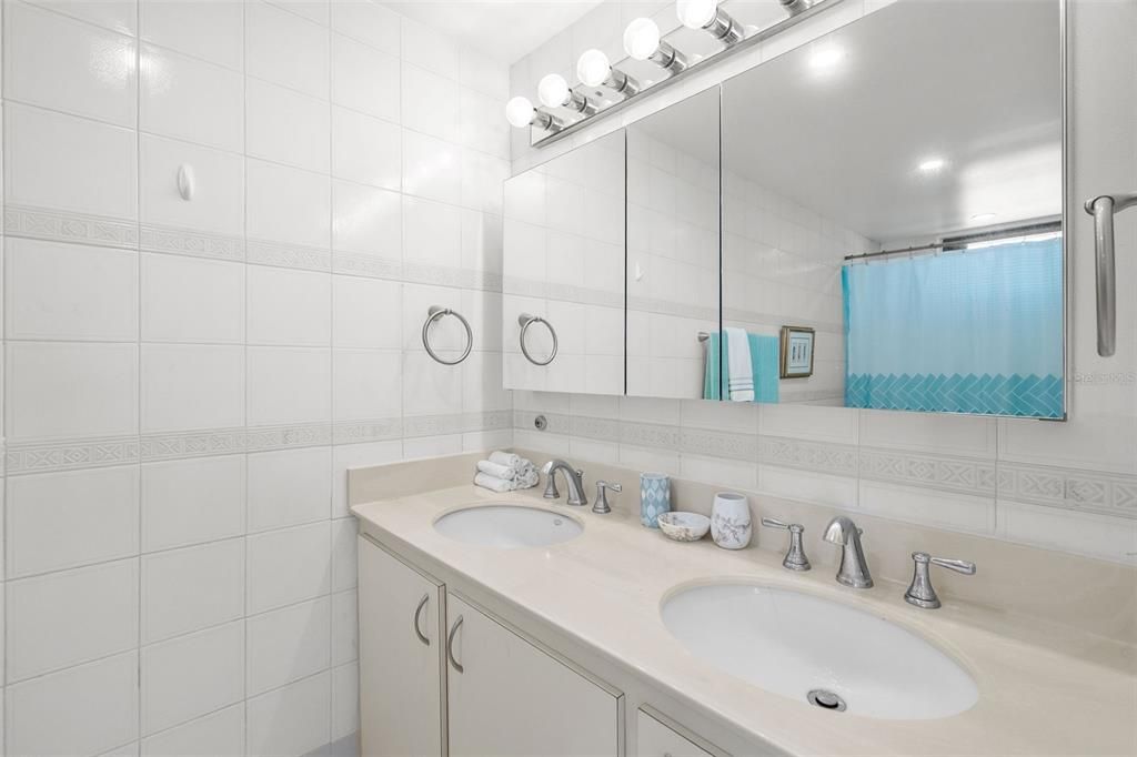 En Venta: $695,000 (3 camas, 2 baños, 2042 Pies cuadrados)
