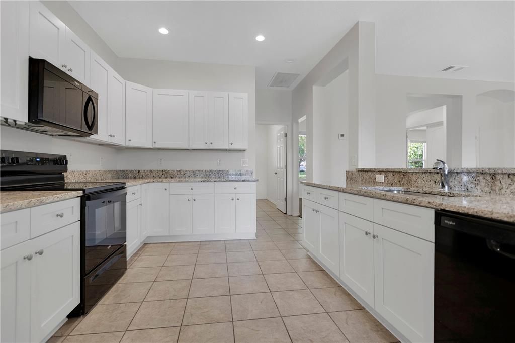 Activo con contrato: $394,900 (3 camas, 2 baños, 1998 Pies cuadrados)