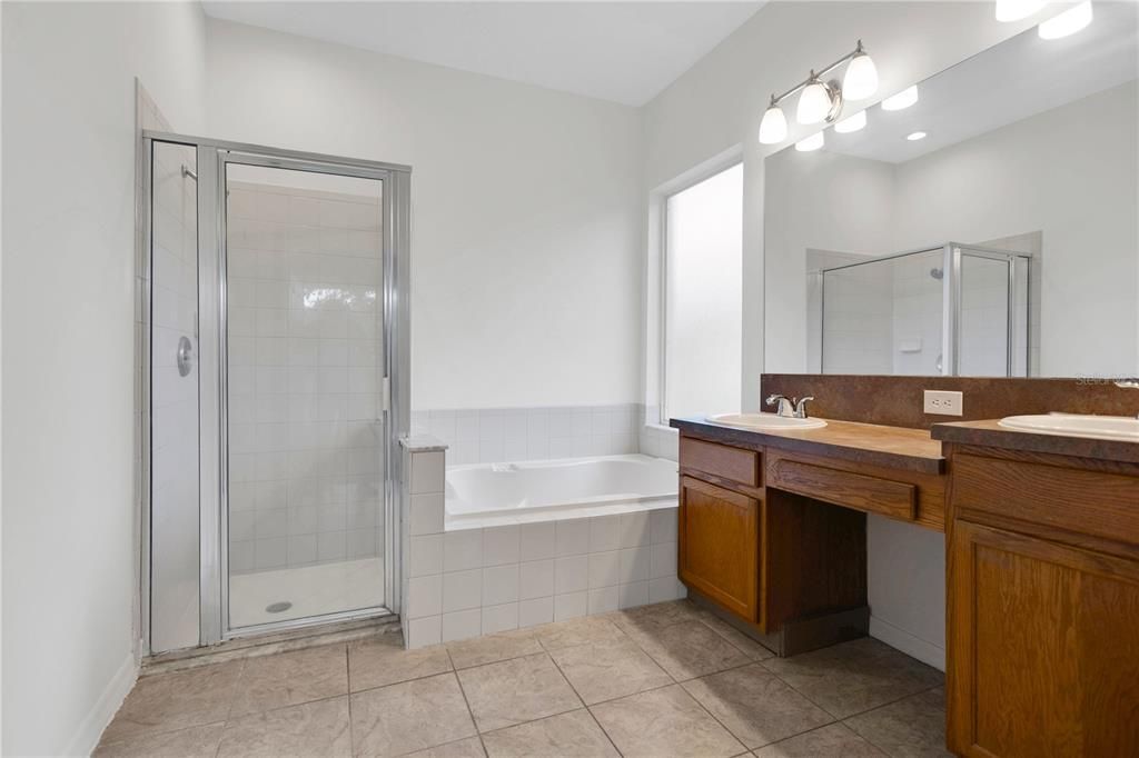Activo con contrato: $394,900 (3 camas, 2 baños, 1998 Pies cuadrados)