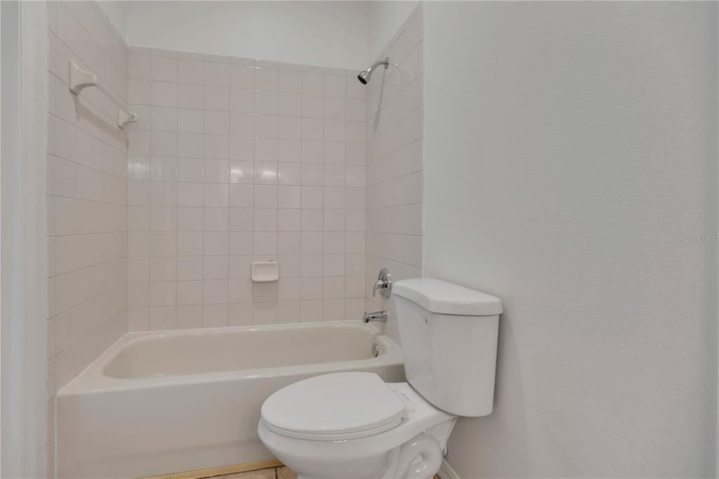 Activo con contrato: $394,900 (3 camas, 2 baños, 1998 Pies cuadrados)