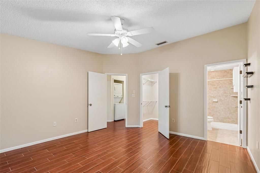 For Sale: $210,000 (2 beds, 2 baths, 1100 Square Feet)