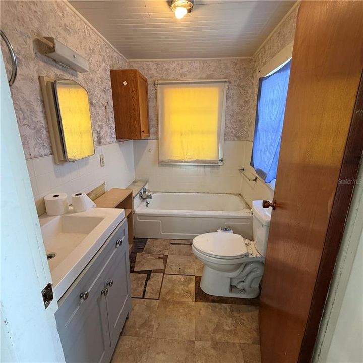На продажу: $249,900 (2 спален, 1 ванн, 1504 Квадратных фут)