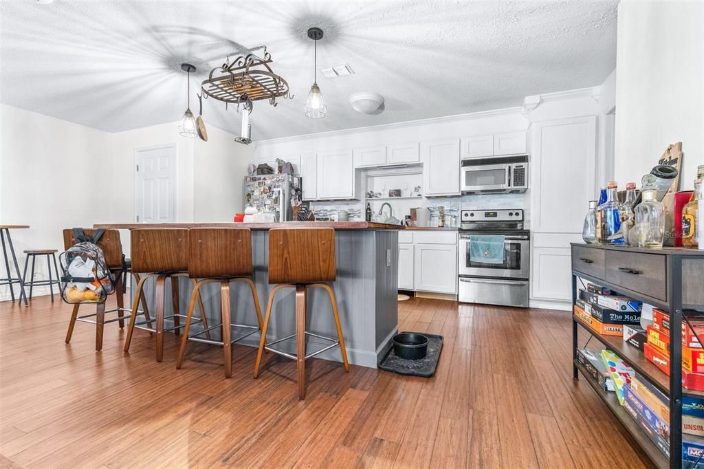 En Venta: $399,900 (4 camas, 3 baños, 1960 Pies cuadrados)