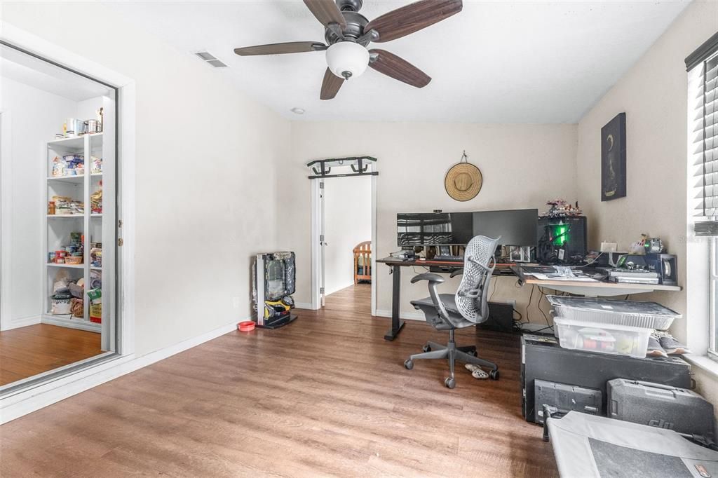En Venta: $399,900 (4 camas, 3 baños, 1960 Pies cuadrados)