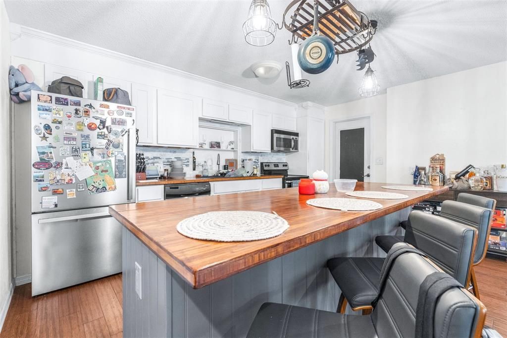 En Venta: $399,900 (4 camas, 3 baños, 1960 Pies cuadrados)