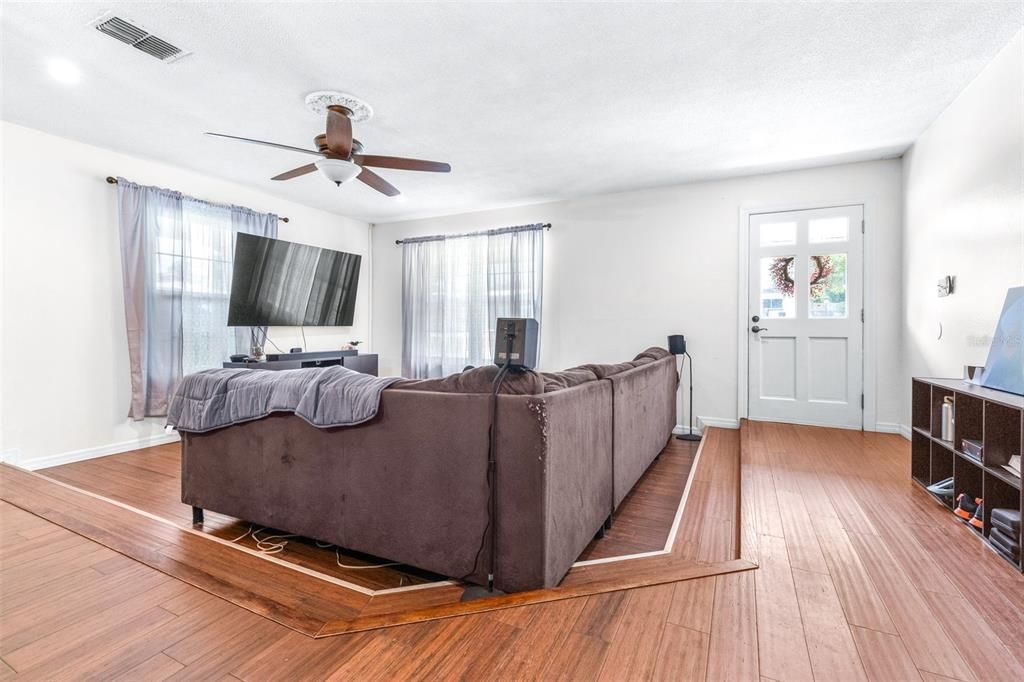 En Venta: $399,900 (4 camas, 3 baños, 1960 Pies cuadrados)