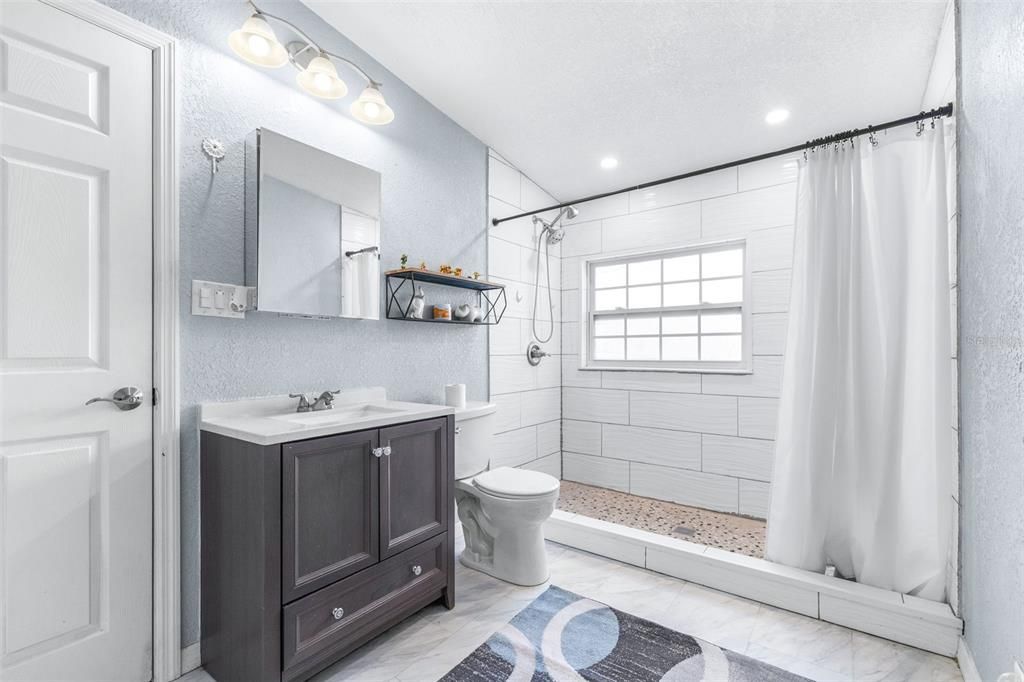 En Venta: $399,900 (4 camas, 3 baños, 1960 Pies cuadrados)