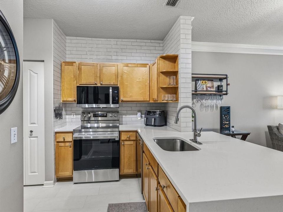 For Sale: $267,000 (1 beds, 1 baths, 958 Square Feet)