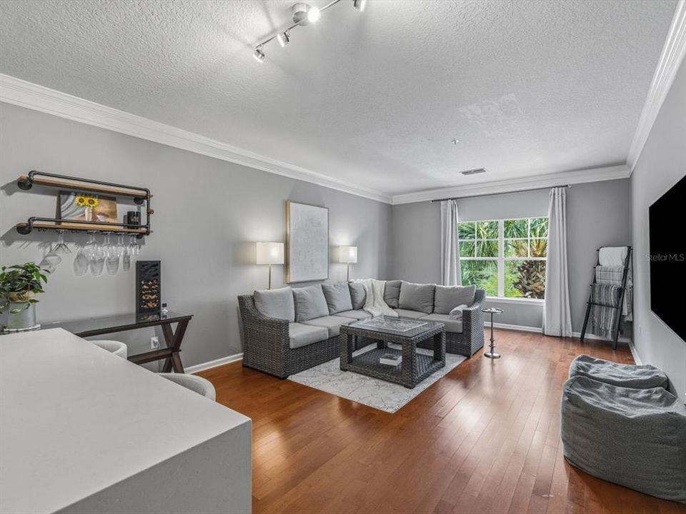 For Sale: $267,000 (1 beds, 1 baths, 958 Square Feet)