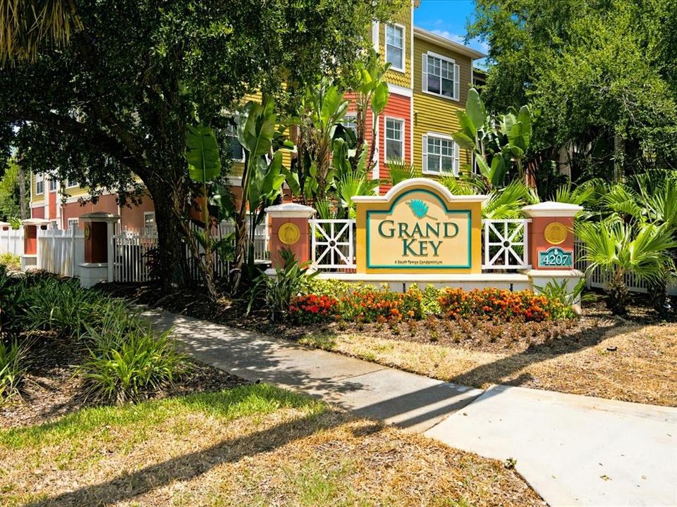 For Sale: $267,000 (1 beds, 1 baths, 958 Square Feet)