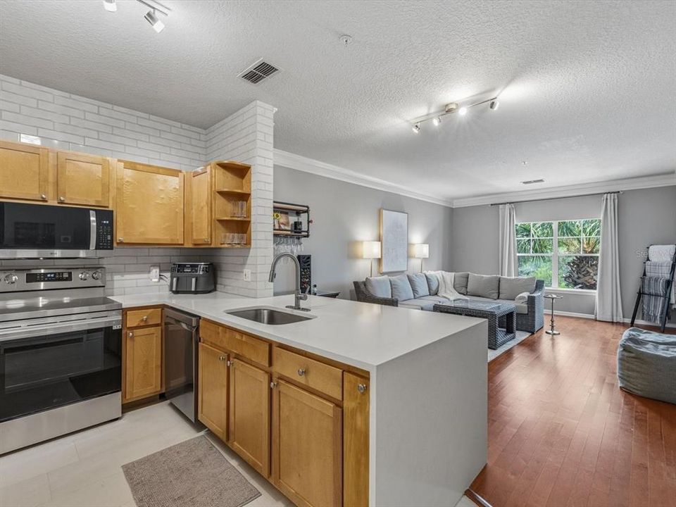 For Sale: $267,000 (1 beds, 1 baths, 958 Square Feet)
