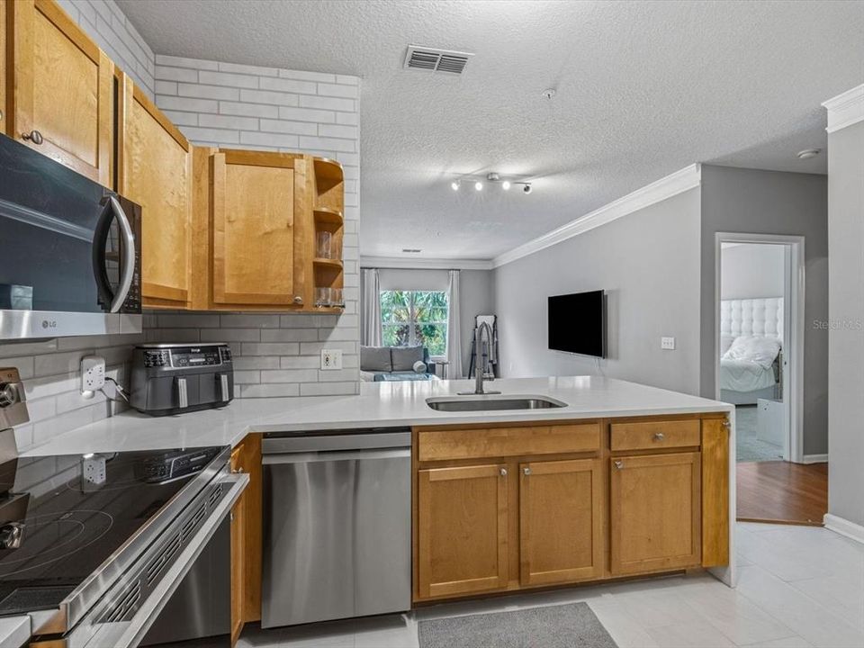 For Sale: $267,000 (1 beds, 1 baths, 958 Square Feet)