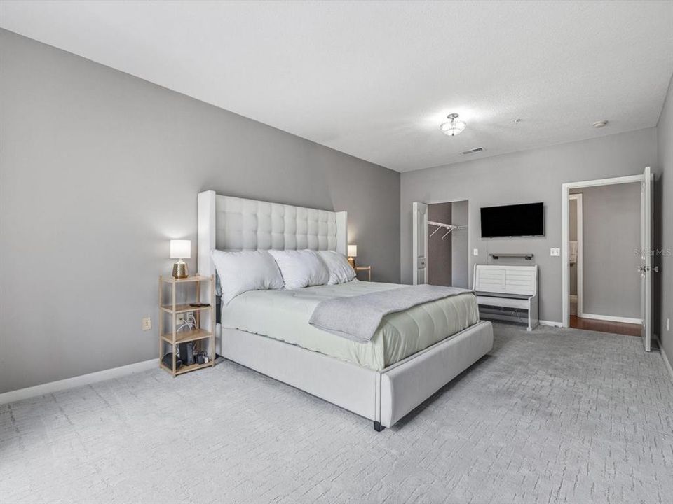 For Sale: $267,000 (1 beds, 1 baths, 958 Square Feet)