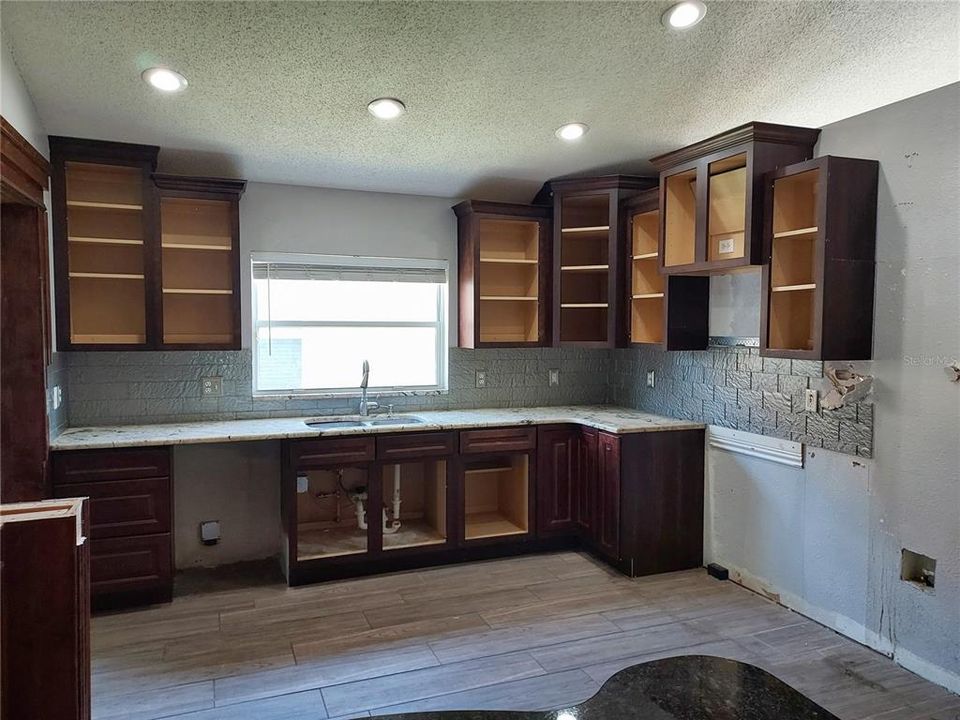 En Venta: $300,000 (3 camas, 2 baños, 1856 Pies cuadrados)