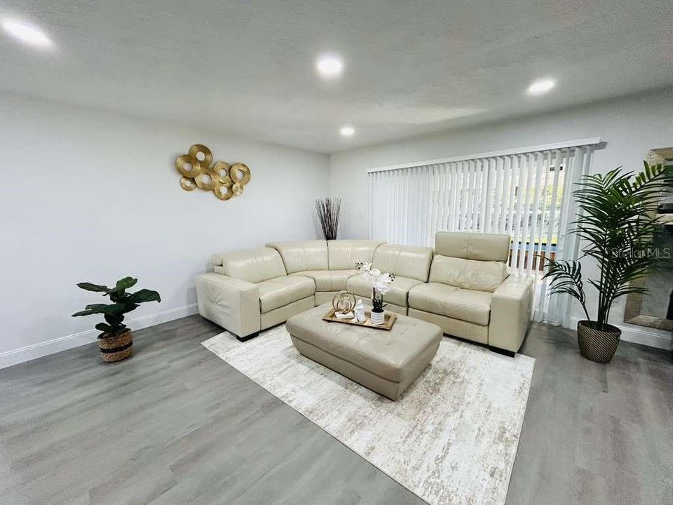 Activo con contrato: $479,900 (5 camas, 3 baños, 1742 Pies cuadrados)