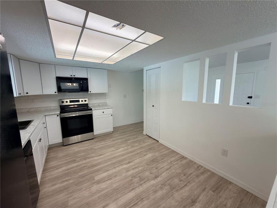 For Sale: $300,000 (3 beds, 2 baths, 1412 Square Feet)