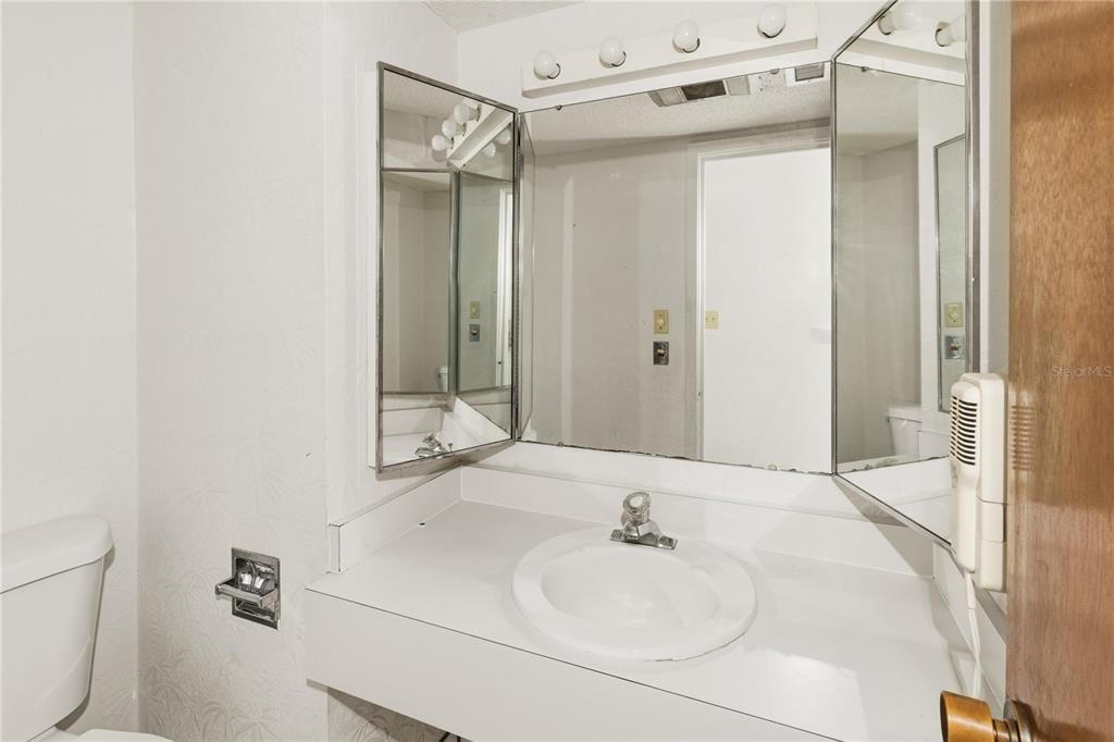 For Rent: $1,050 (1 beds, 1 baths, 974 Square Feet)