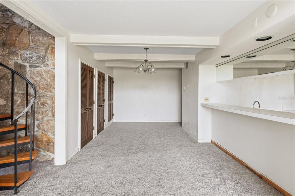 For Rent: $1,050 (1 beds, 1 baths, 974 Square Feet)
