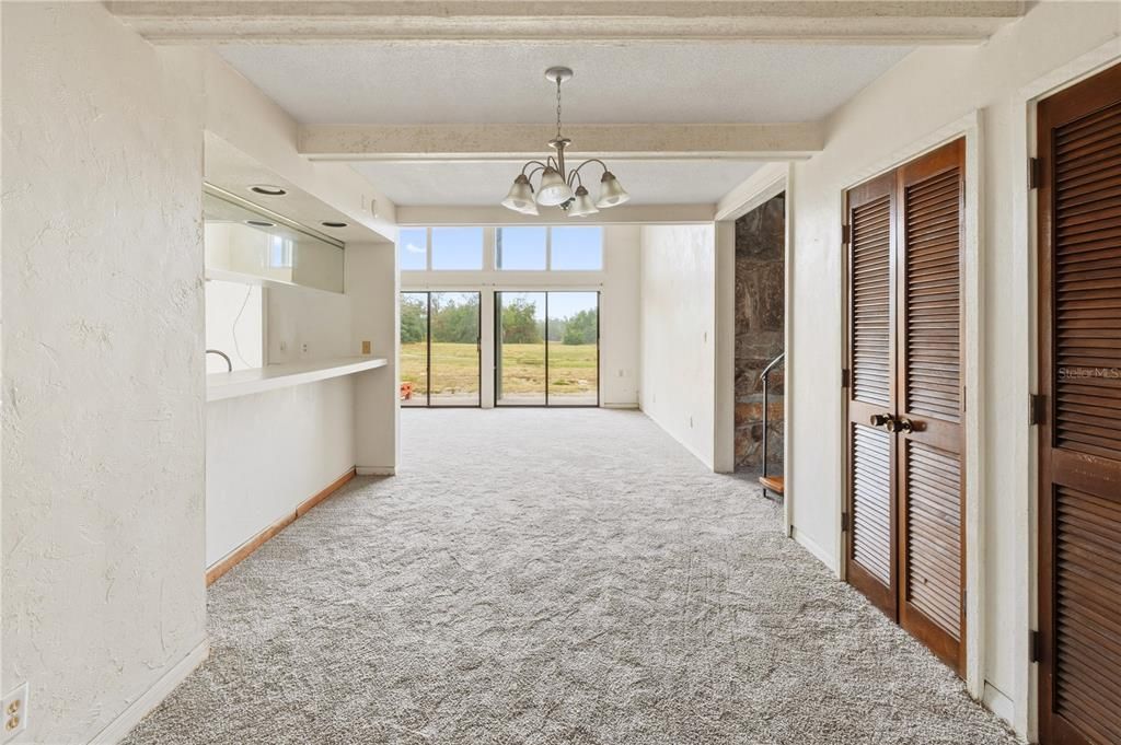 For Rent: $1,050 (1 beds, 1 baths, 974 Square Feet)