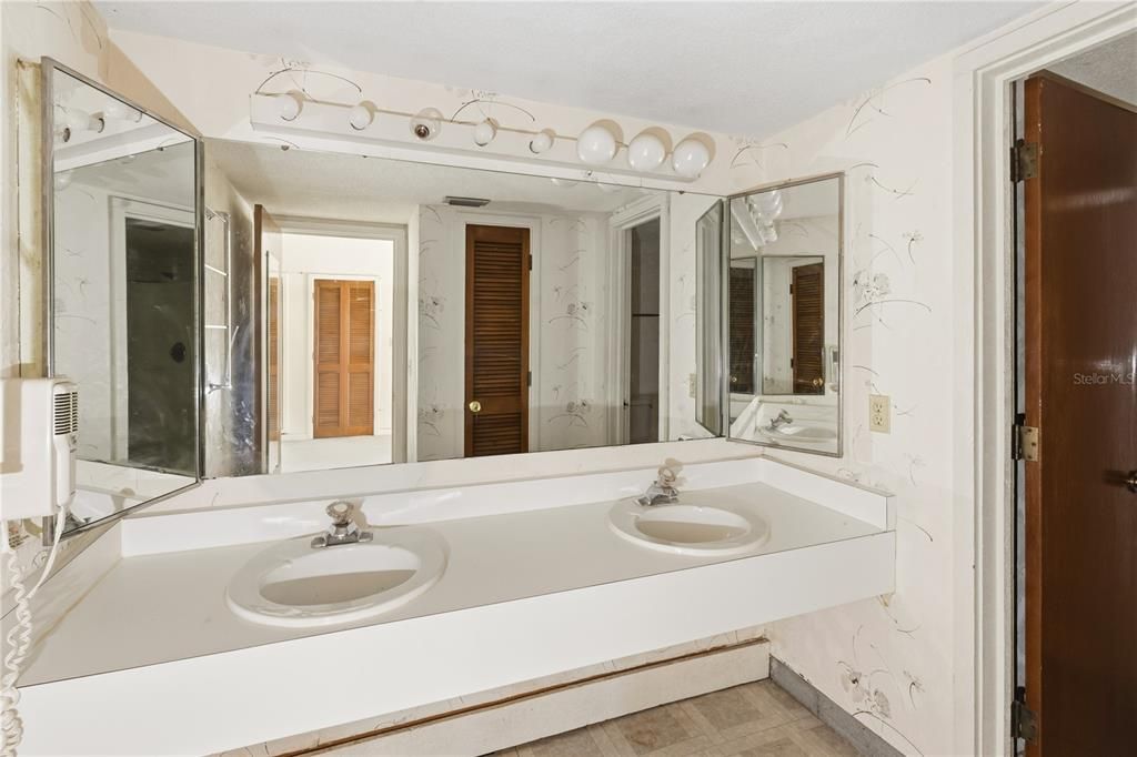 For Rent: $1,050 (1 beds, 1 baths, 974 Square Feet)