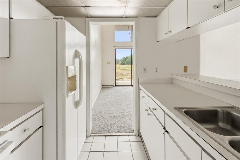 For Rent: $1,050 (1 beds, 1 baths, 974 Square Feet)
