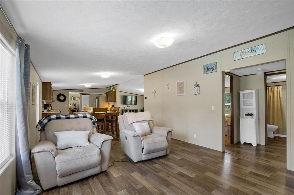 En Venta: $335,999 (4 camas, 2 baños, 1904 Pies cuadrados)